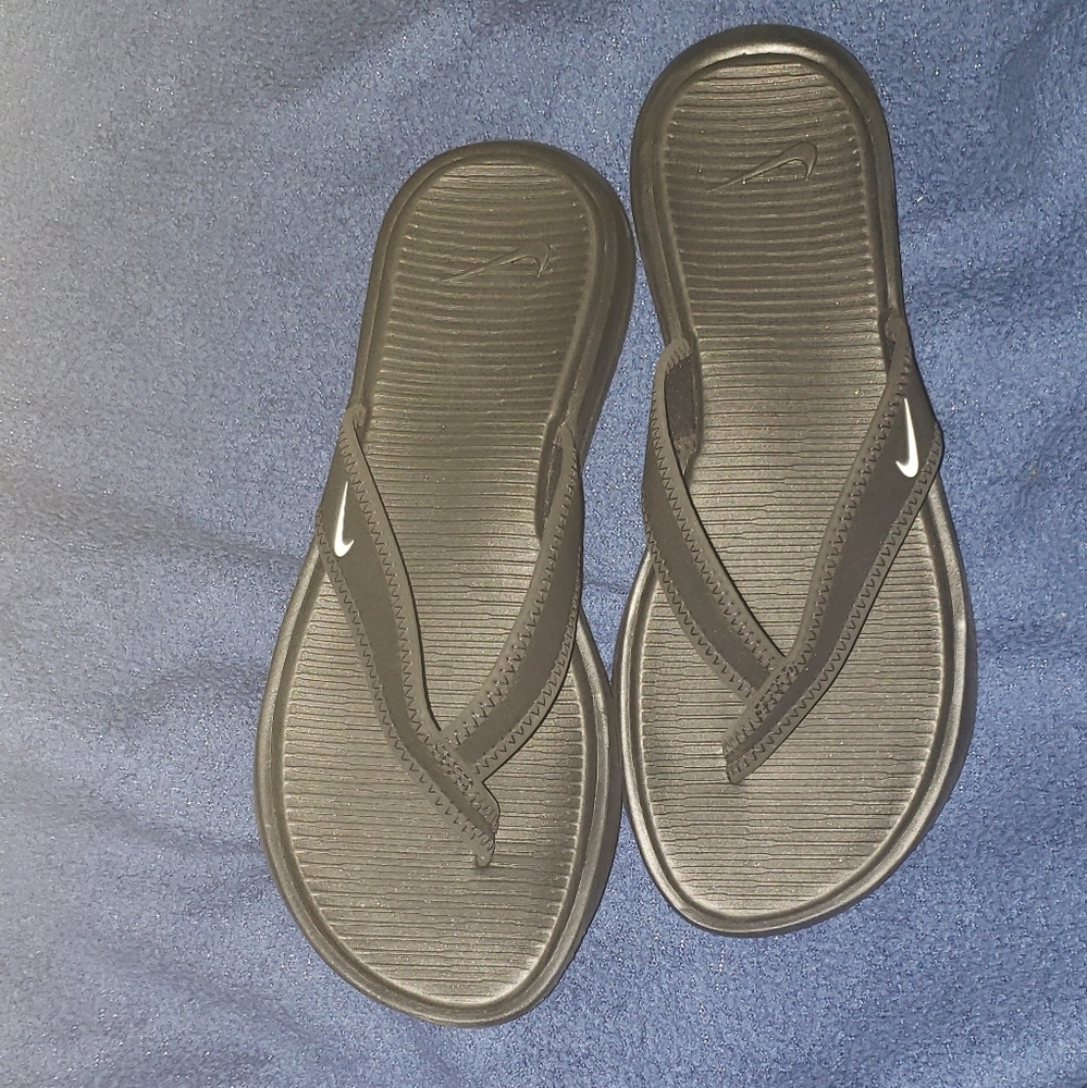 New Nike womens flip flops
